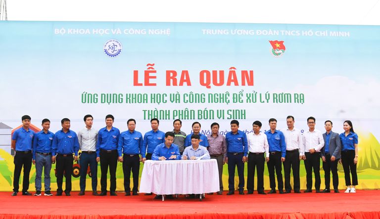 Ứng dụng khoa học và công nghệ để xử lý rơm rạ thành phân vi sinh